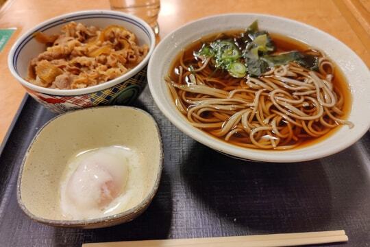 かけそばとミニ牛丼セットの写真