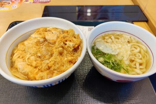 親子丼とはいからうどんセットの写真