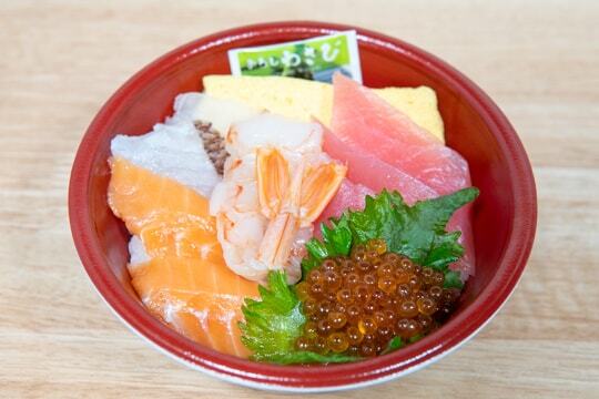 特上5種の海鮮丼の写真