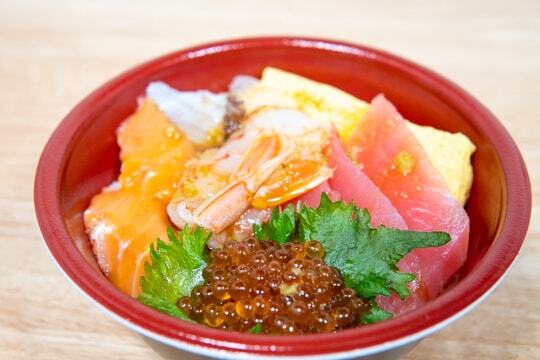 特上5種の海鮮丼の写真