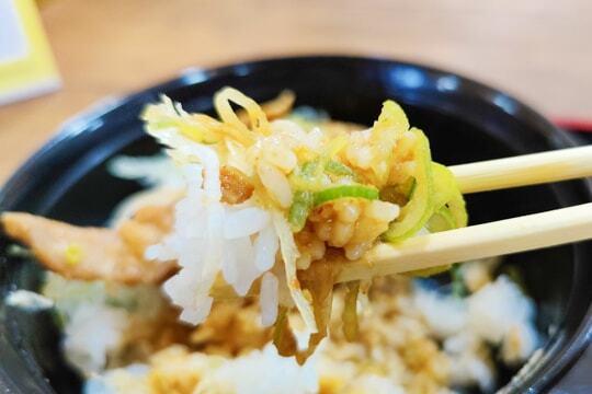 鶏ちゃん丼の白メシの写真