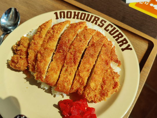 大きなチキンカツのカレーの写真
