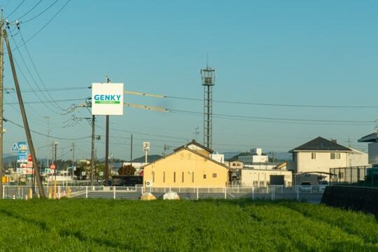 ゲンキー長森店の駐車場の写真