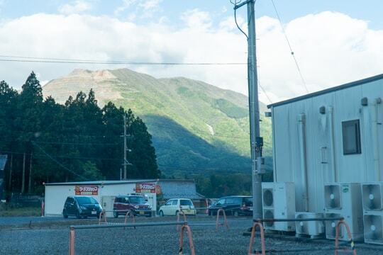 セブンイレブンから見えるラーメンショップの写真
