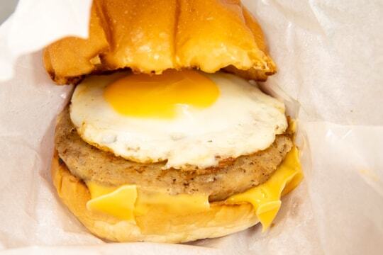 JJバーガープラスのハンバーガーの写真