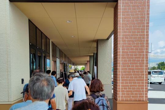 JAファーマーズ四日市のオープンの行列の写真