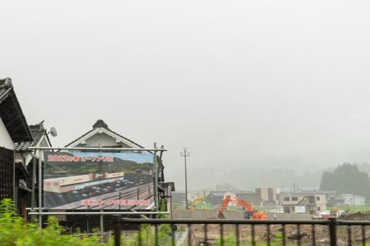 予定地と完成予定図の写真
