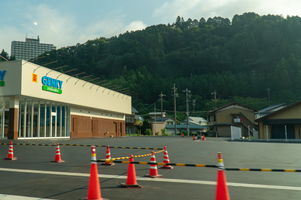 ゲンキー下呂森店の駐車場の写真