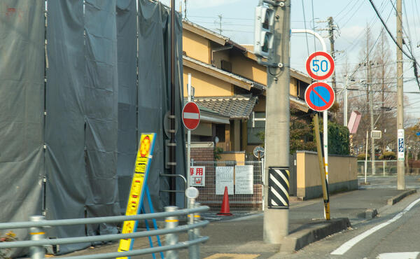 駐車場の出入りの写真