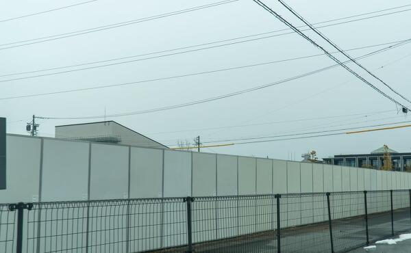 ドラッグコスモス垂井店と役場の写真