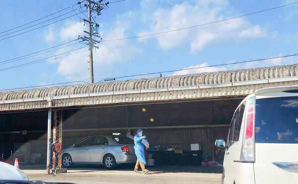 ドライブスルー式のPCR検査の写真