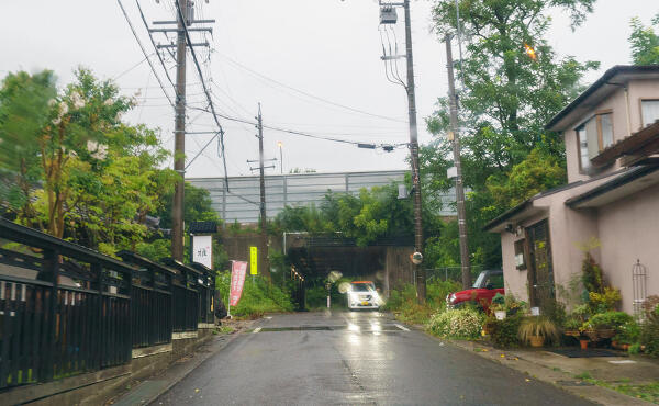 東郷パーキングエリアに隣接する市道の写真