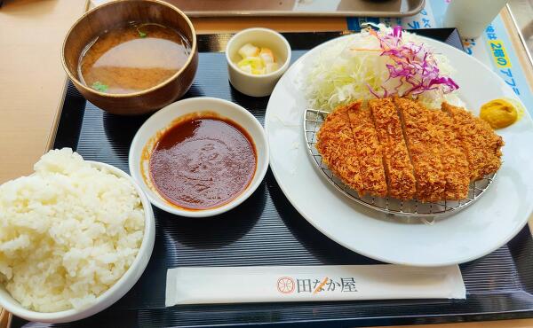 ロースかつ定食の写真