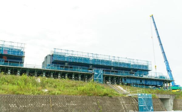 橋桁の組み立ての写真