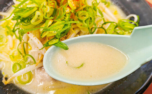 鶏白湯ラーメンのスープの写真