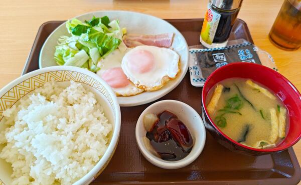 すき家の朝メニューの写真