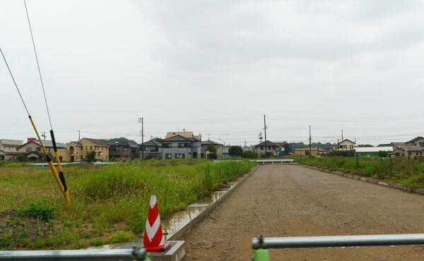 店舗裏側道路の写真