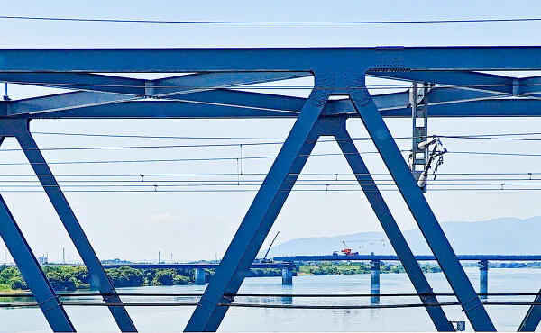 高速道路から見える新濃尾大橋の写真